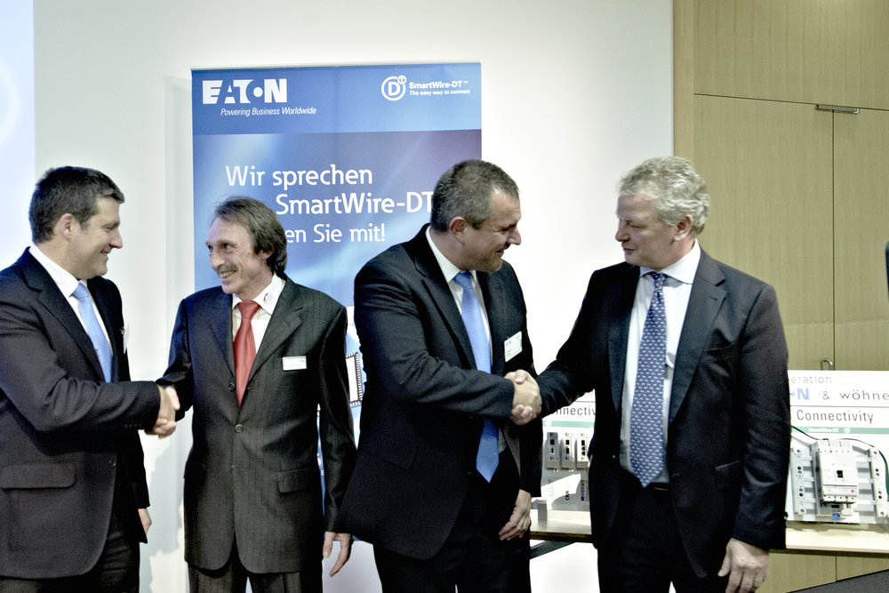 New Eaton SmartWire-DTs forretningspartnere: Hilscher og Wohner signerer samarbeidsavtale hos SPS/IPC/DRIVES 2011.